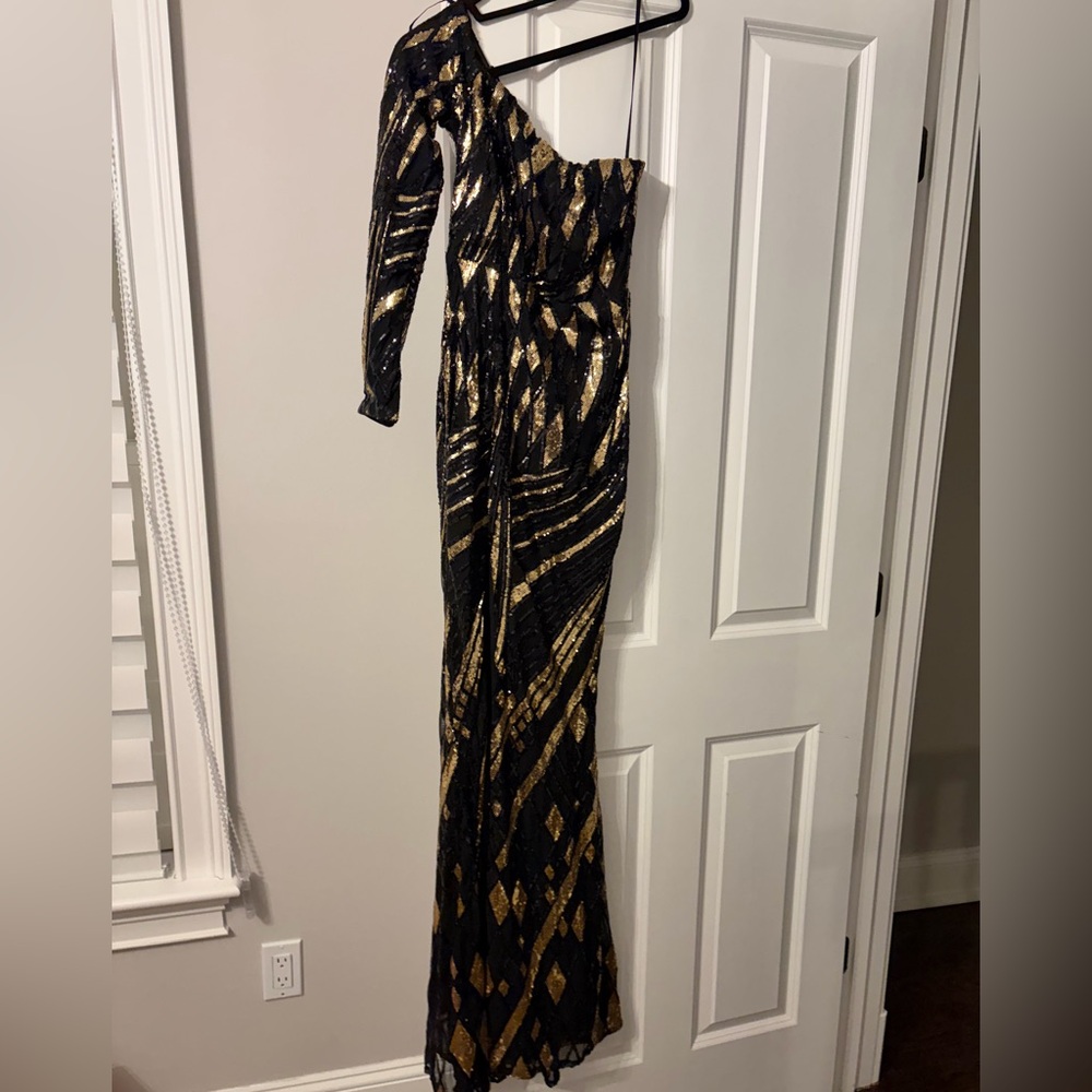NWT Love & Lemonade one shoulder black and gold sequin gown with slit size med